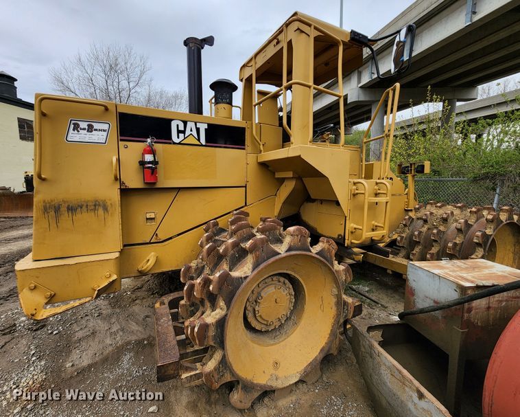 image for item KT9756 1984 Caterpillar 815B  soil compactor