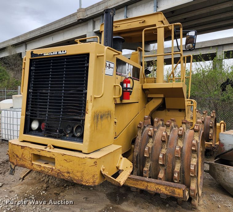 image for item KT9756 1984 Caterpillar 815B  soil compactor