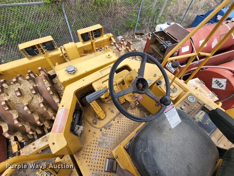 image for item KT9756 1984 Caterpillar 815B  soil compactor
