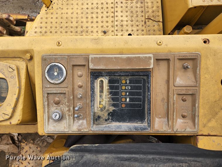 image for item KT9756 1984 Caterpillar 815B  soil compactor