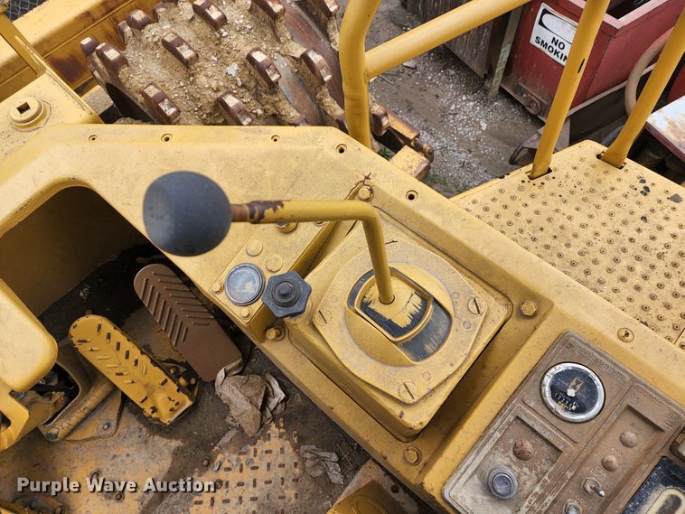 image for item KT9756 1984 Caterpillar 815B  soil compactor