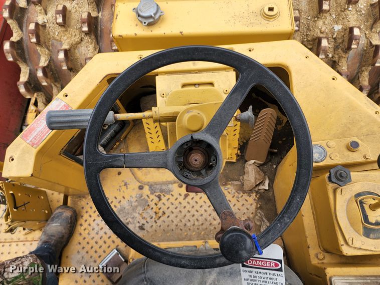 image for item KT9756 1984 Caterpillar 815B  soil compactor