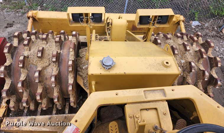 image for item KT9756 1984 Caterpillar 815B  soil compactor