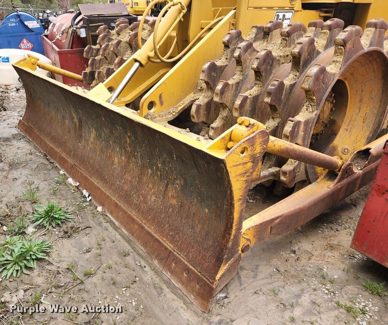 image for item KT9756 1984 Caterpillar 815B  soil compactor