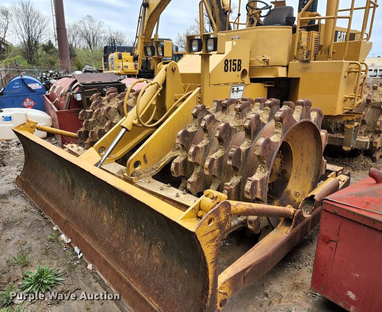 image for item KT9756 1984 Caterpillar 815B  soil compactor