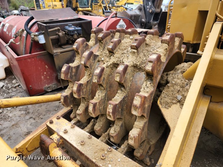 image for item KT9756 1984 Caterpillar 815B  soil compactor