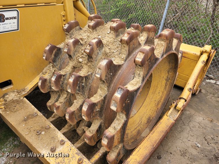 image for item KT9756 1984 Caterpillar 815B  soil compactor