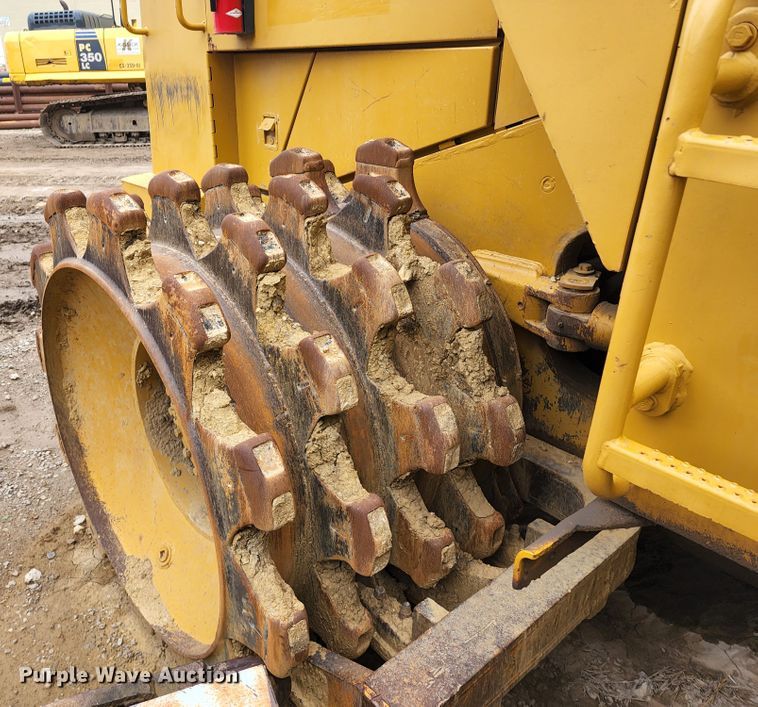image for item KT9756 1984 Caterpillar 815B  soil compactor