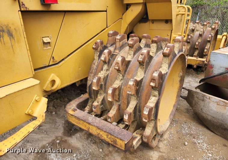 image for item KT9756 1984 Caterpillar 815B  soil compactor