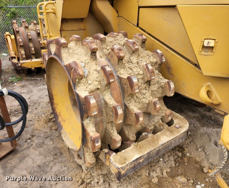 image for item KT9756 1984 Caterpillar 815B  soil compactor
