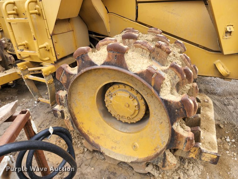 image for item KT9756 1984 Caterpillar 815B  soil compactor
