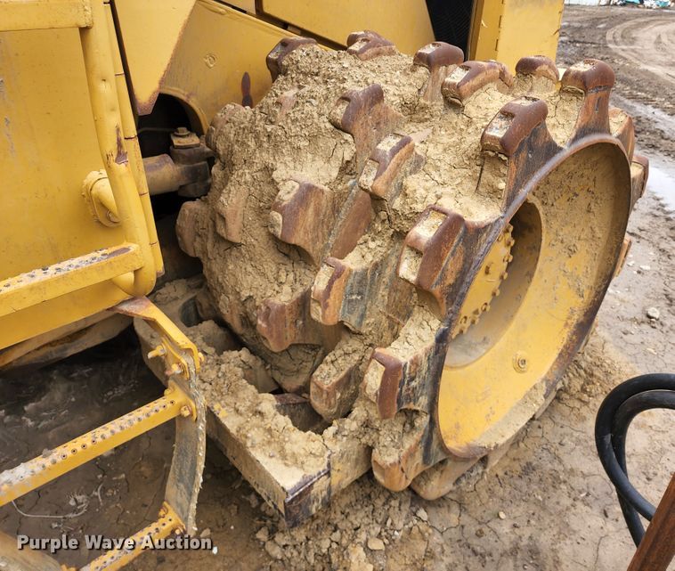 image for item KT9756 1984 Caterpillar 815B  soil compactor