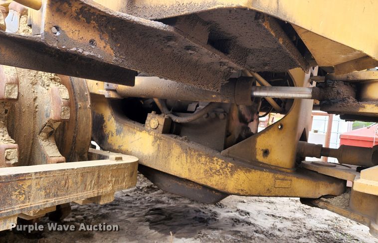 image for item KT9756 1984 Caterpillar 815B  soil compactor