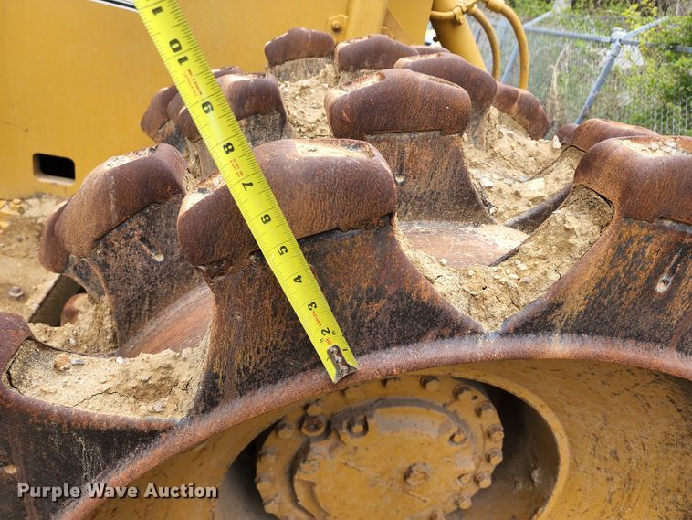 image for item KT9756 1984 Caterpillar 815B  soil compactor