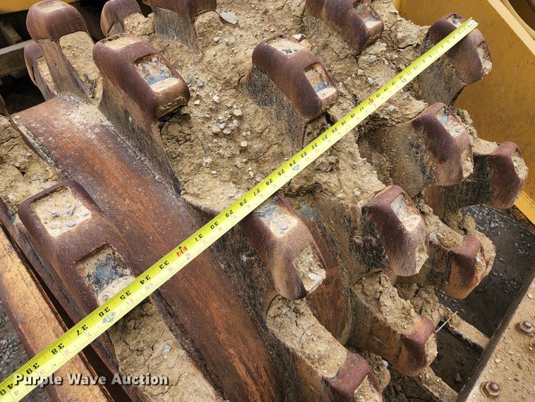 image for item KT9756 1984 Caterpillar 815B  soil compactor