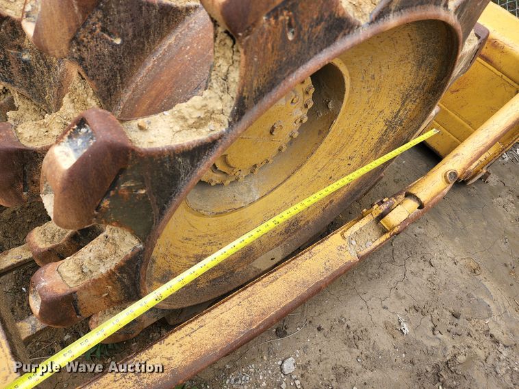 image for item KT9756 1984 Caterpillar 815B  soil compactor