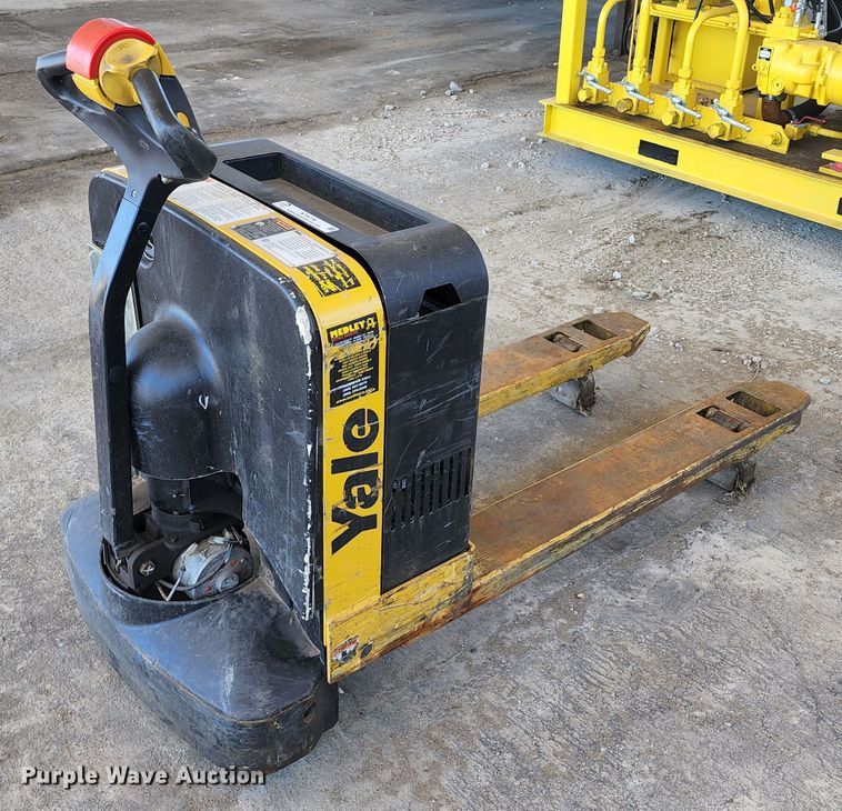 image for item KT9776 Yale MPB040-EN24T2748  electric pallet jack