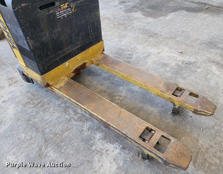 image for item KT9776 Yale MPB040-EN24T2748  electric pallet jack