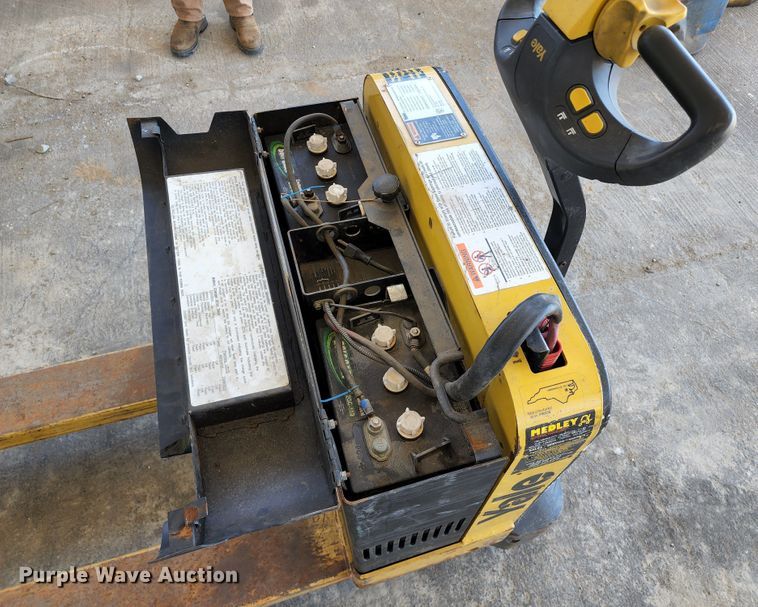 image for item KT9776 Yale MPB040-EN24T2748  electric pallet jack