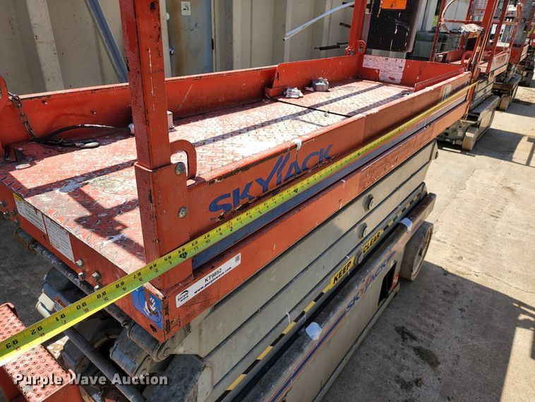 image for item KT9852 Skyjack SJIII 3226  scissor lift