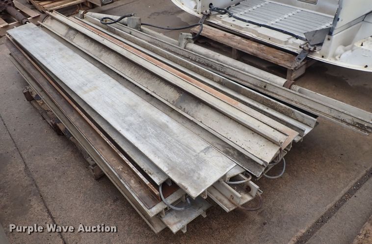 image for item MA9572 Aluminum trench shoring jacks