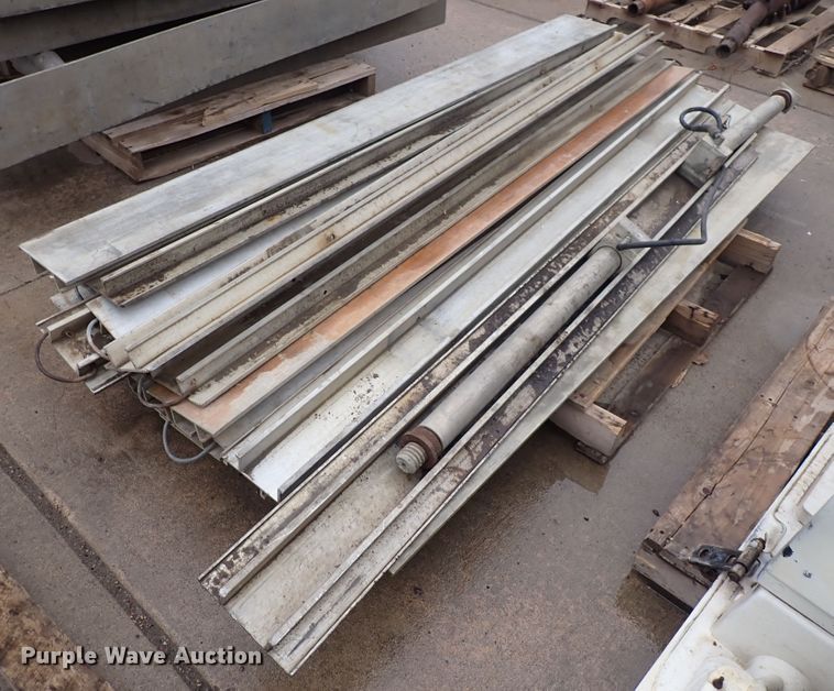 image for item MA9572 Aluminum trench shoring jacks