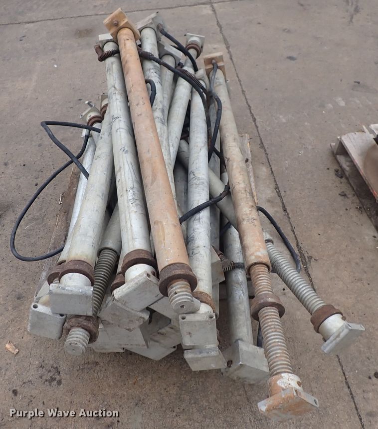 image for item MA9572 Aluminum trench shoring jacks