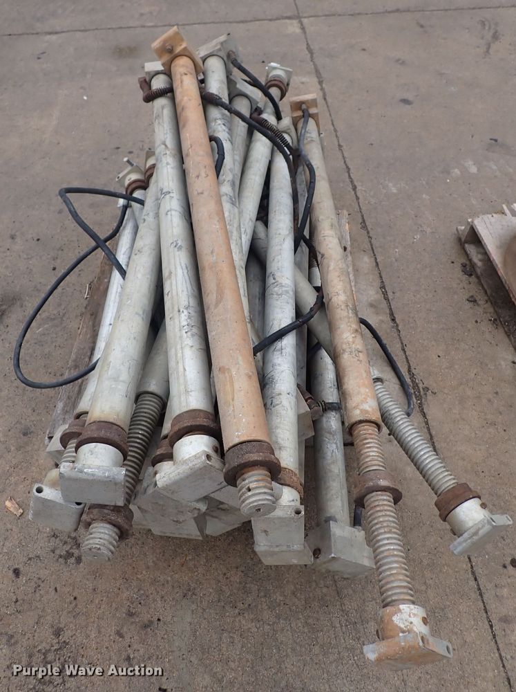 image for item MA9572 Aluminum trench shoring jacks