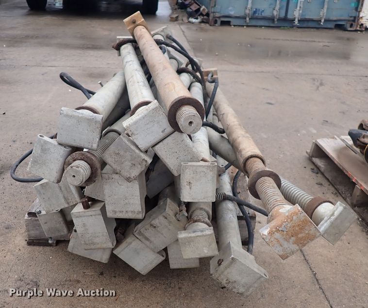 image for item MA9572 Aluminum trench shoring jacks