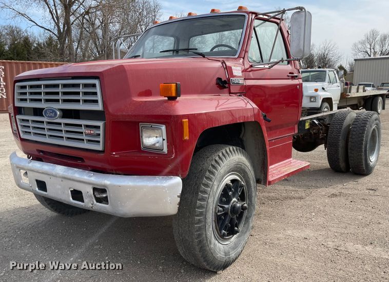 image for item MJ9546 1985 Ford F800  truck cab and chassis