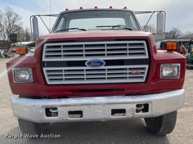 image for item MJ9546 1985 Ford F800  truck cab and chassis