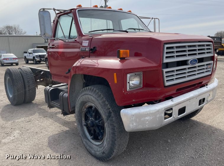 image for item MJ9546 1985 Ford F800  truck cab and chassis