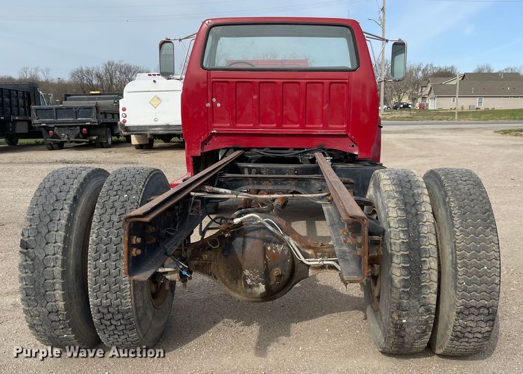 image for item MJ9546 1985 Ford F800  truck cab and chassis