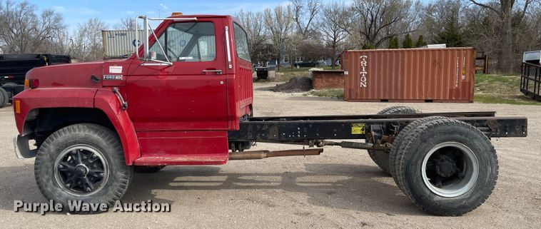 image for item MJ9546 1985 Ford F800  truck cab and chassis