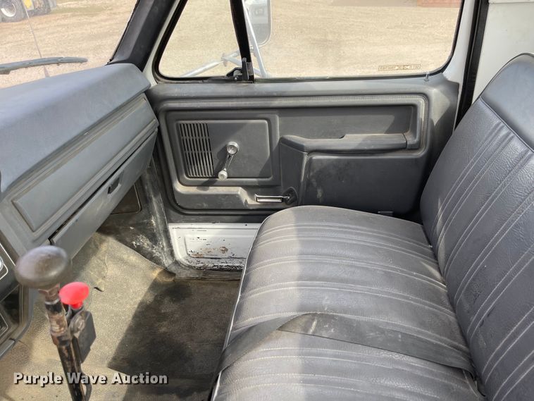 image for item MJ9546 1985 Ford F800  truck cab and chassis