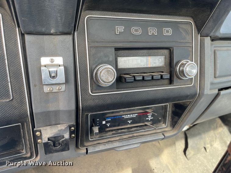 image for item MJ9546 1985 Ford F800  truck cab and chassis