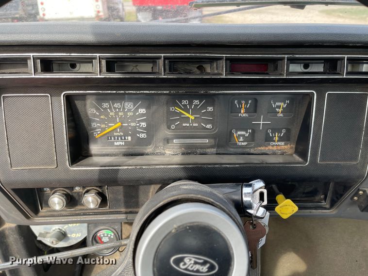 image for item MJ9546 1985 Ford F800  truck cab and chassis