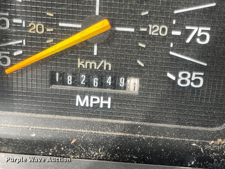 image for item MJ9546 1985 Ford F800  truck cab and chassis