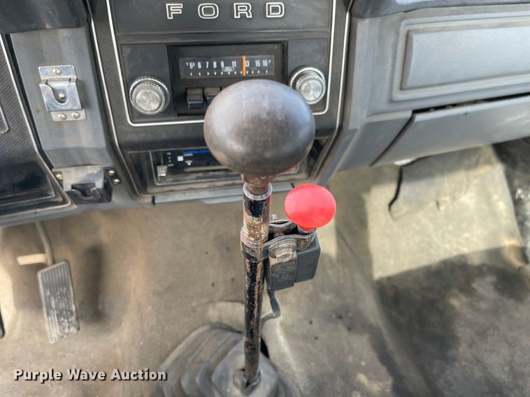 image for item MJ9546 1985 Ford F800  truck cab and chassis