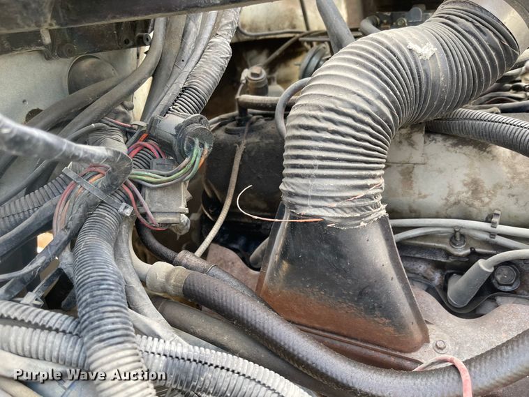 image for item MJ9546 1985 Ford F800  truck cab and chassis