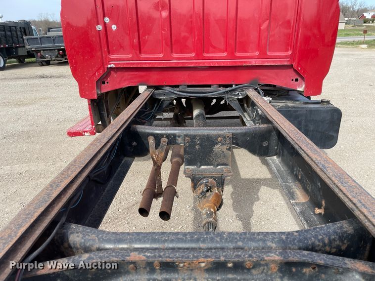 image for item MJ9546 1985 Ford F800  truck cab and chassis