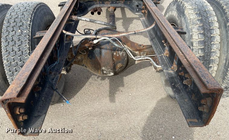 image for item MJ9546 1985 Ford F800  truck cab and chassis