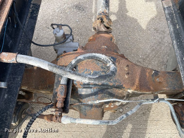 image for item MJ9546 1985 Ford F800  truck cab and chassis