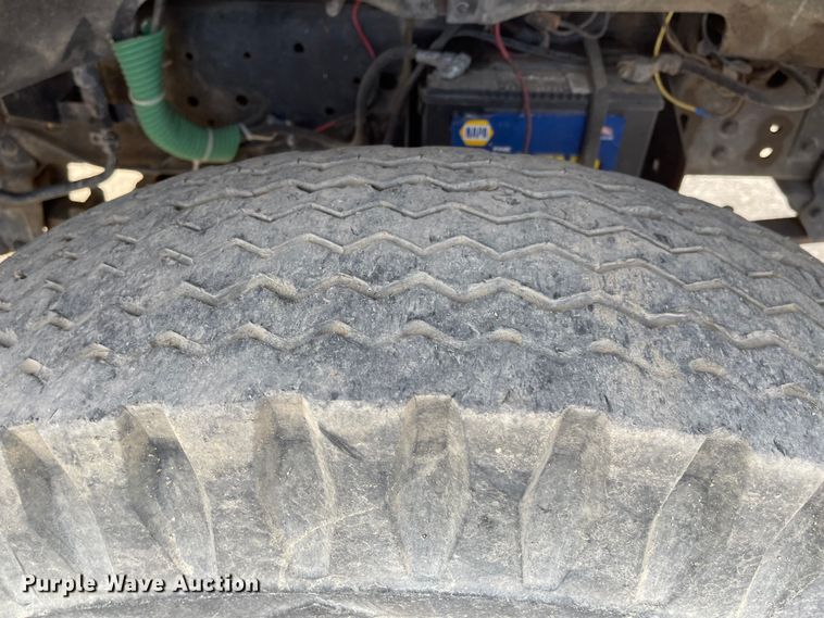 image for item MJ9546 1985 Ford F800  truck cab and chassis