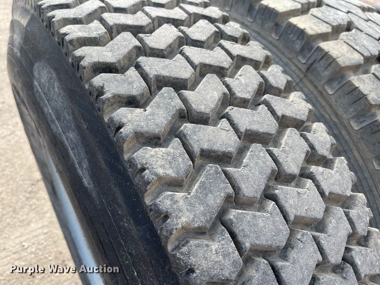 image for item MJ9546 1985 Ford F800  truck cab and chassis