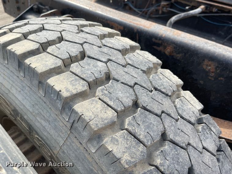 image for item MJ9546 1985 Ford F800  truck cab and chassis