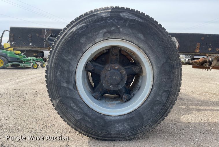 image for item MJ9546 1985 Ford F800  truck cab and chassis