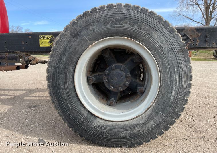 image for item MJ9546 1985 Ford F800  truck cab and chassis