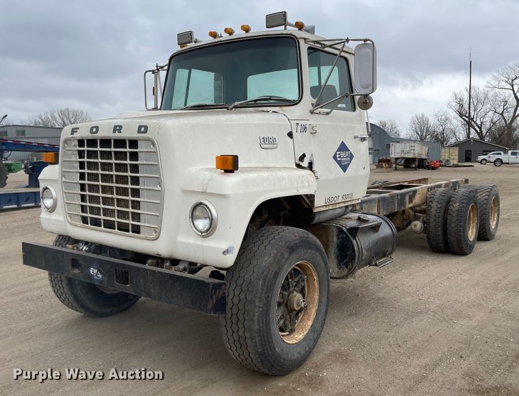 image for item MJ9594 1988 Ford  LNT8000  truck cab and chassis