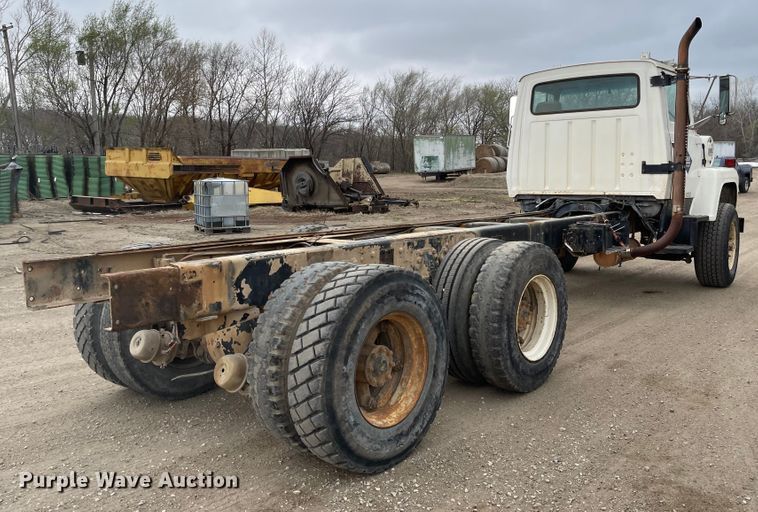 image for item MJ9594 1988 Ford  LNT8000  truck cab and chassis